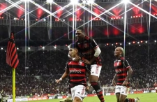 Com dois gols de Luiz Araújo, Flamengo vence o Grêmio e segue líder do Brasileirão